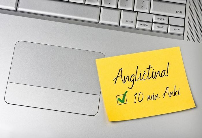 Nalepte si post-it papierik s pripomienkou učenia na počítač.