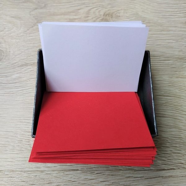 Na začiatku si všetky prázdne kartičky dajte úplne dozadu krabičky, až za rozdeľovač NAUČENÉ.