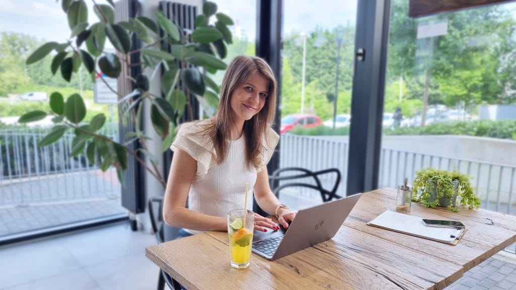 Lýdia Hric Machová s laptopom v kaviarni