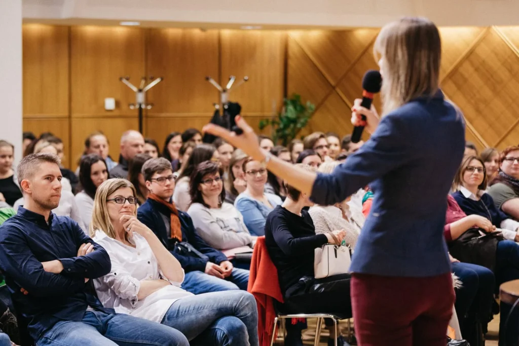 Lydka s mikrofónom na prednáške